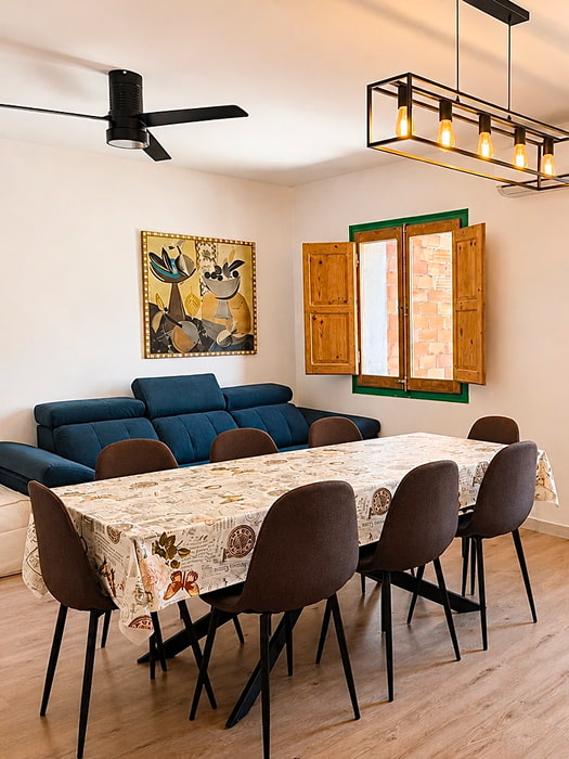 Apartamento moderno en Can Setmanes Apartamento con salón luminoso, sofá grande y comedor