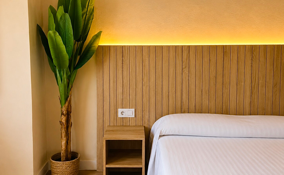 Hostal en Blanes | Can Setmanes Habitación doble con iluminación cálida en el Hostal Can Setmanes