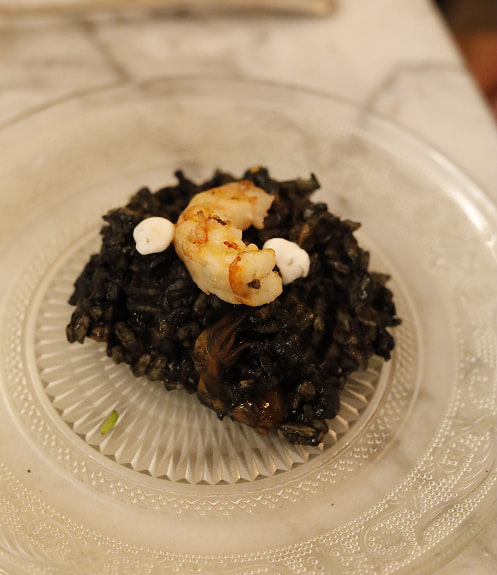 Habitación Gastronomía Hostal Can Setmanes en Blanes Plato con arróz negro y una gamba pelada